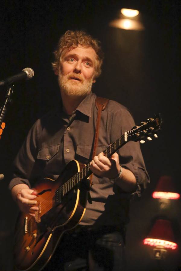 S Glenem Hansardem si v Sonu zahrál i fanoušek z davu. Za flašku