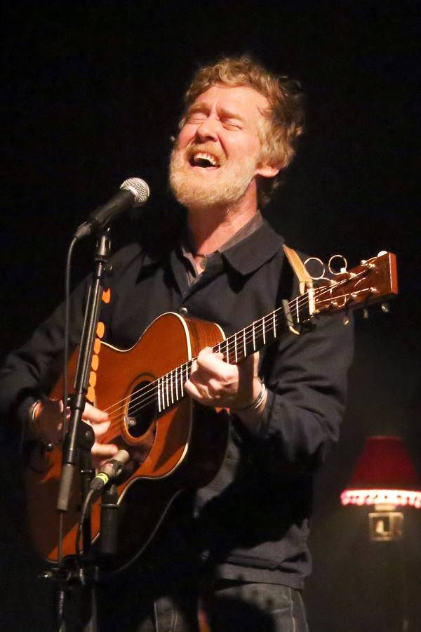 S Glenem Hansardem si v Sonu zahrál i fanoušek z davu. Za flašku