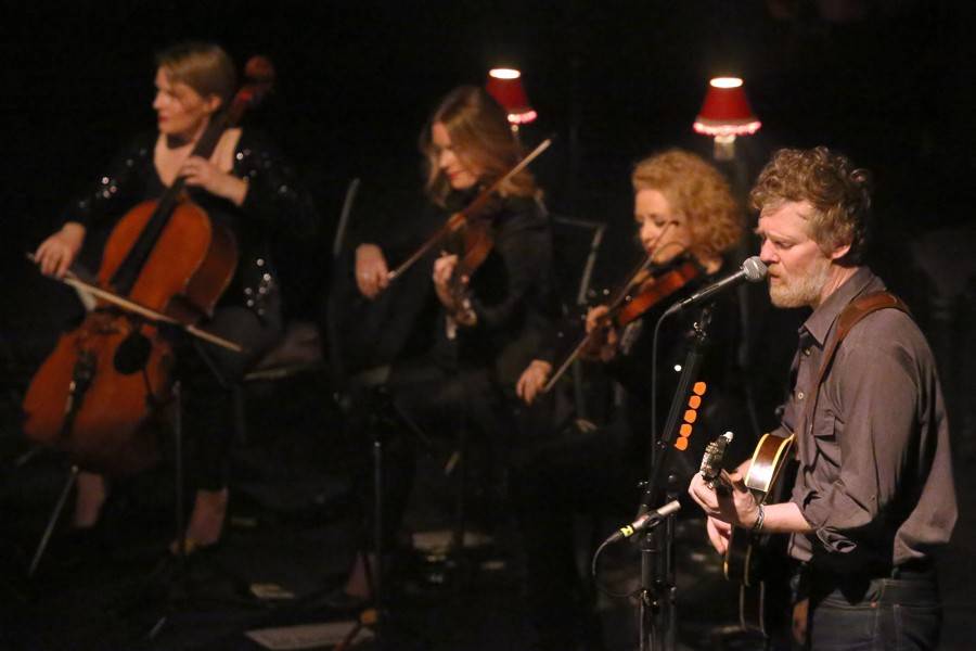 S Glenem Hansardem si v Sonu zahrál i fanoušek z davu. Za flašku