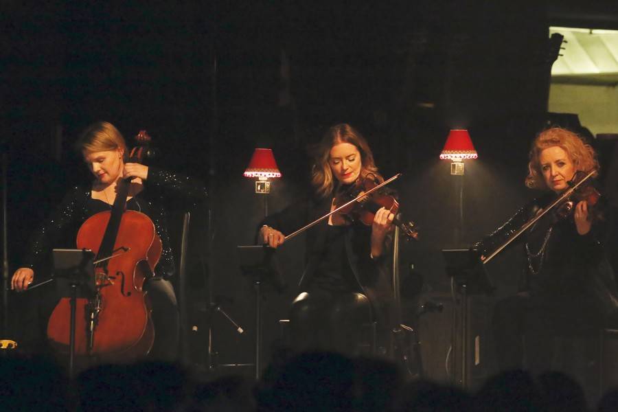 S Glenem Hansardem si v Sonu zahrál i fanoušek z davu. Za flašku