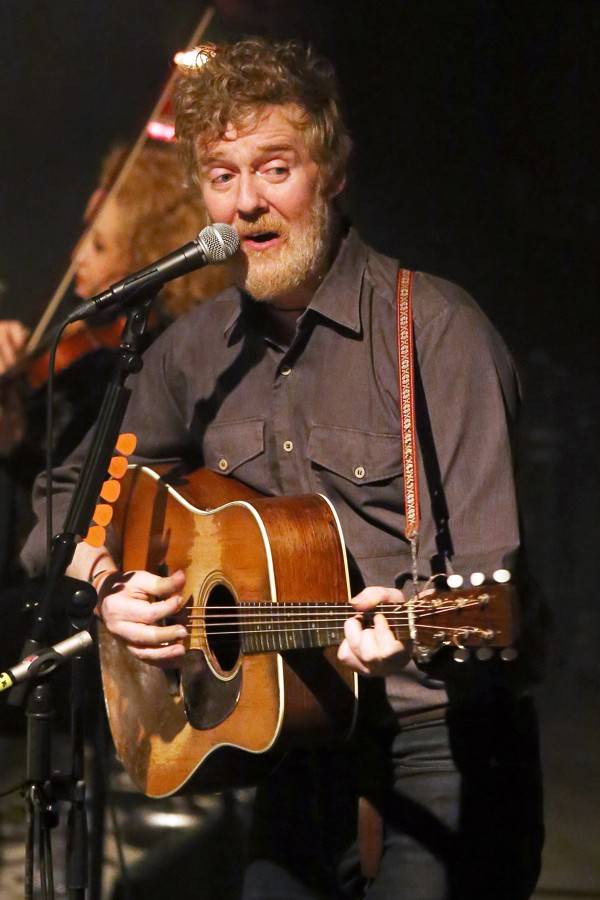 S Glenem Hansardem si v Sonu zahrál i fanoušek z davu. Za flašku