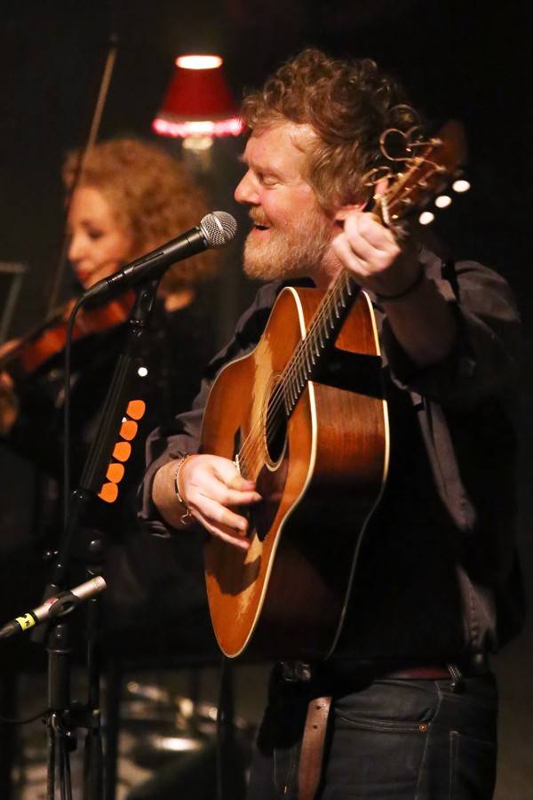 S Glenem Hansardem si v Sonu zahrál i fanoušek z davu. Za flašku