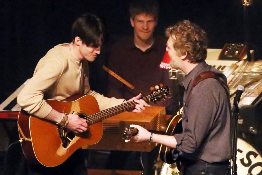 S Glenem Hansardem si v Sonu zahrál i fanoušek z davu. Za flašku