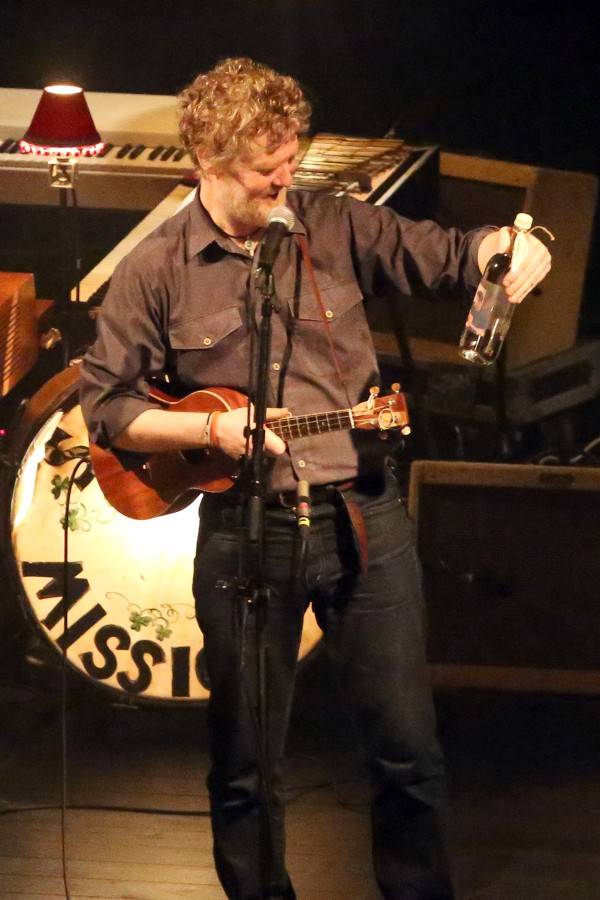 S Glenem Hansardem si v Sonu zahrál i fanoušek z davu. Za flašku