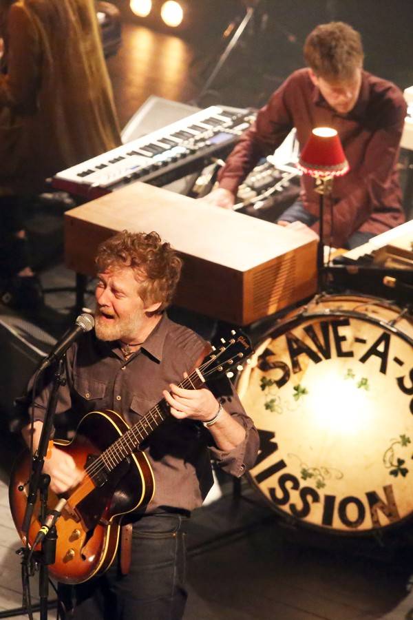 S Glenem Hansardem si v Sonu zahrál i fanoušek z davu. Za flašku