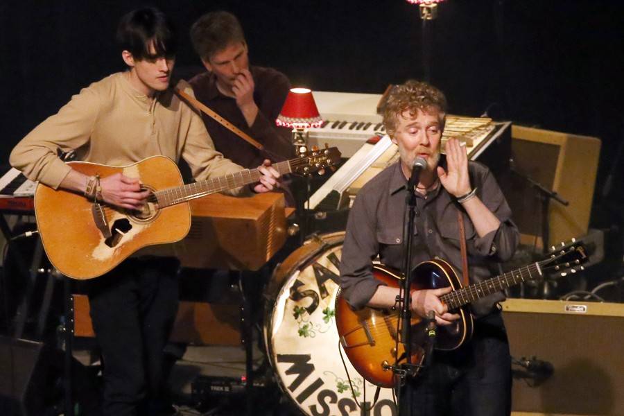 S Glenem Hansardem si v Sonu zahrál i fanoušek z davu. Za flašku