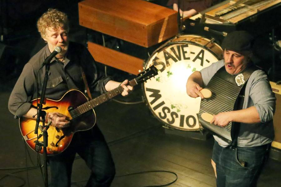 S Glenem Hansardem si v Sonu zahrál i fanoušek z davu. Za flašku