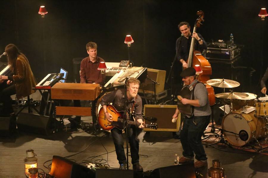 S Glenem Hansardem si v Sonu zahrál i fanoušek z davu. Za flašku