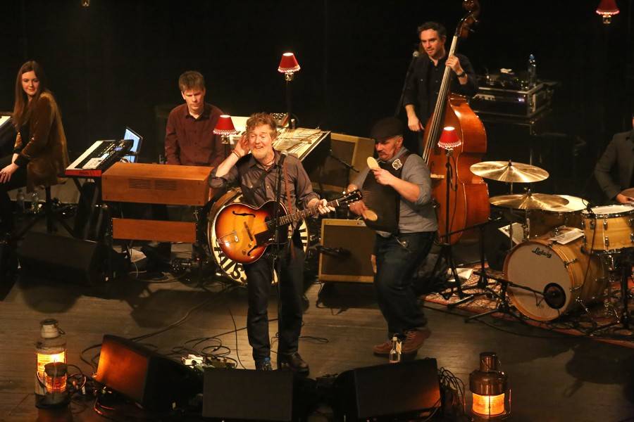 S Glenem Hansardem si v Sonu zahrál i fanoušek z davu. Za flašku