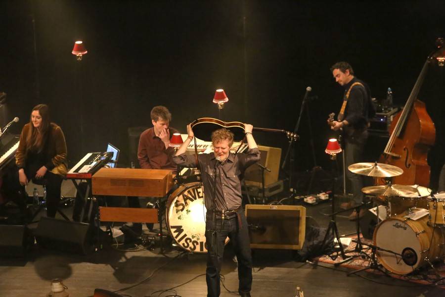 S Glenem Hansardem si v Sonu zahrál i fanoušek z davu. Za flašku