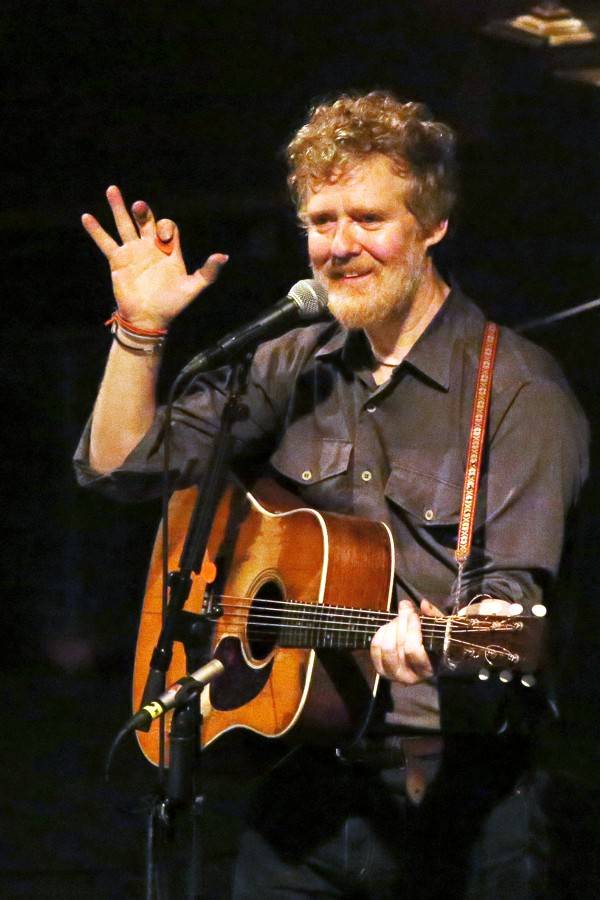 S Glenem Hansardem si v Sonu zahrál i fanoušek z davu. Za flašku