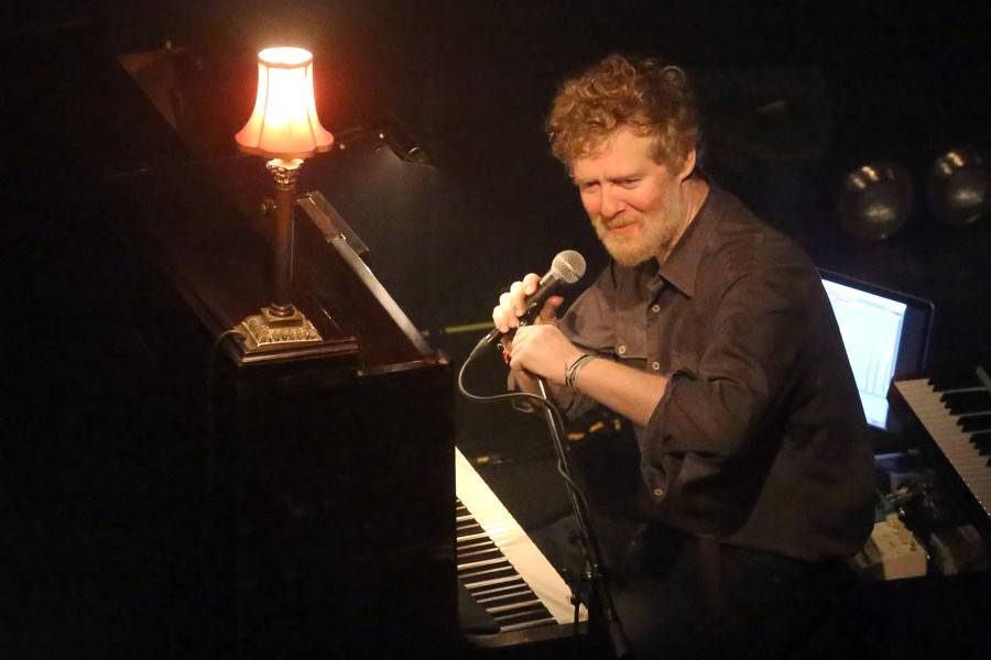 S Glenem Hansardem si v Sonu zahrál i fanoušek z davu. Za flašku