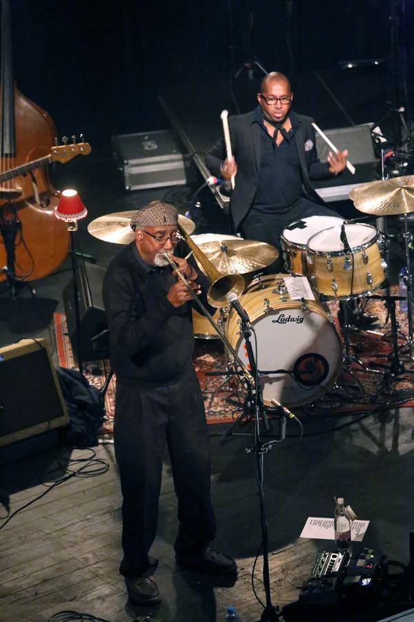 S Glenem Hansardem si v Sonu zahrál i fanoušek z davu. Za flašku