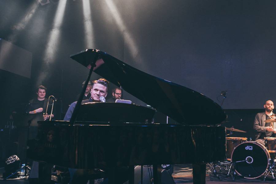 Ondřej Brzobohatý křtil své druhé album za hvězdné účasti. Podpořili ho Vojta Dyk a Marta Jandová