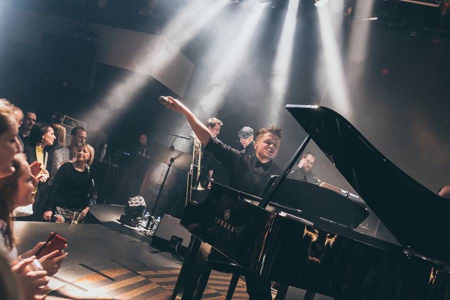 Ondřej Brzobohatý křtil své druhé album za hvězdné účasti. Podpořili ho Vojta Dyk a Marta Jandová