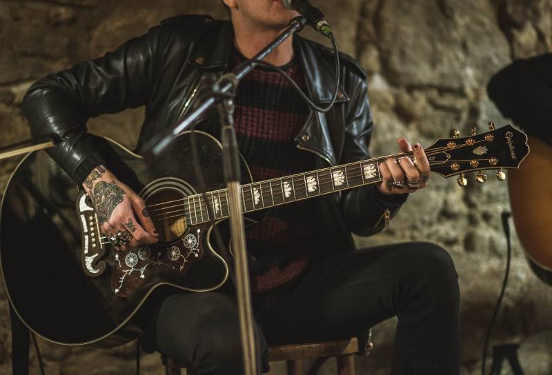 Smrtislav zahrál akusticky ve Valašském Meziříčí