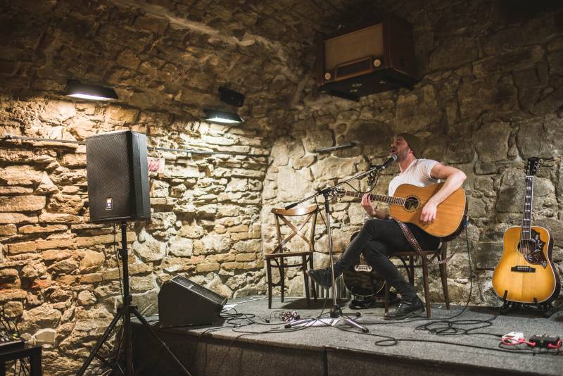 Smrtislav zahrál akusticky ve Valašském Meziříčí