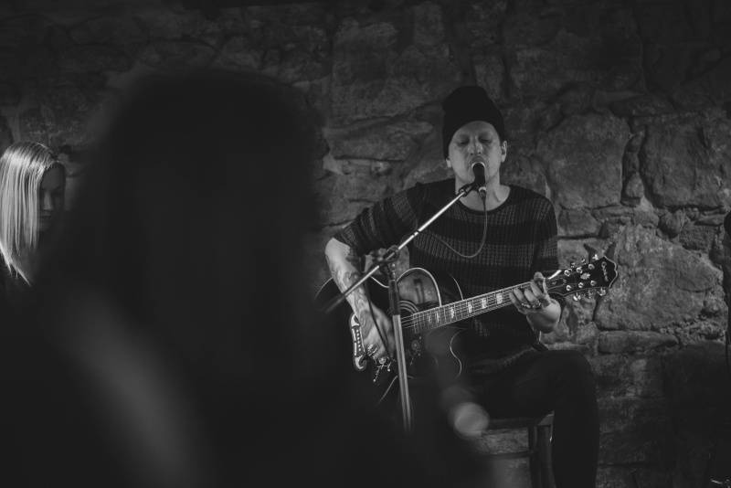 Smrtislav zahrál akusticky ve Valašském Meziříčí