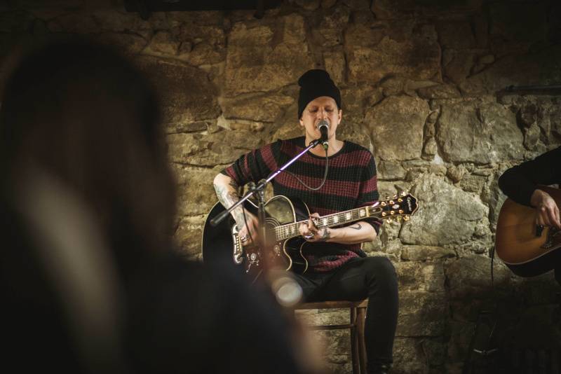 Smrtislav zahrál akusticky ve Valašském Meziříčí