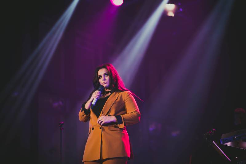 Ewa Farna za doprovodu filharmonie nadchla ostravské publikum, zazpíval s ní i David Stypka