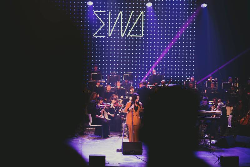 Ewa Farna za doprovodu filharmonie nadchla ostravské publikum, zazpíval s ní i David Stypka