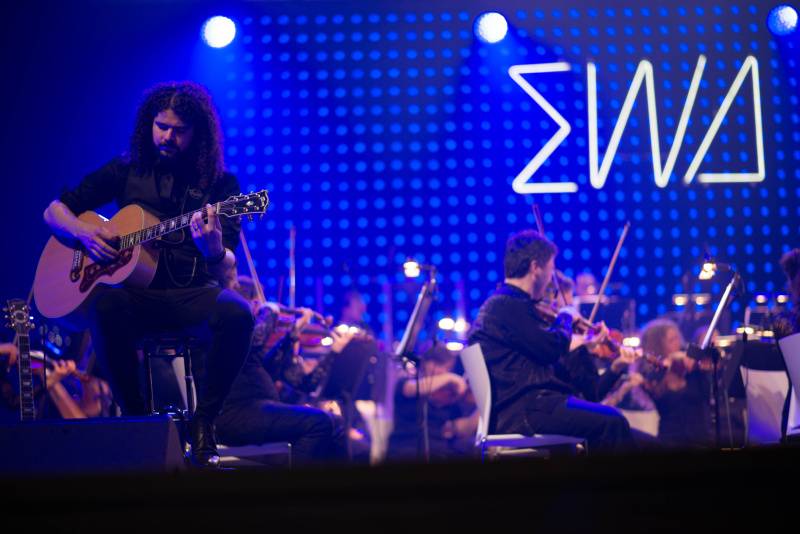 Ewa Farna za doprovodu filharmonie nadchla ostravské publikum, zazpíval s ní i David Stypka