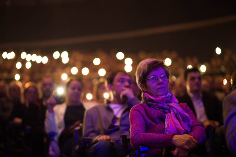 Ewa Farna za doprovodu filharmonie nadchla ostravské publikum, zazpíval s ní i David Stypka