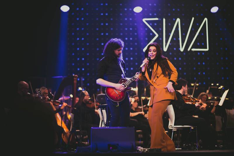 Ewa Farna za doprovodu filharmonie nadchla ostravské publikum, zazpíval s ní i David Stypka