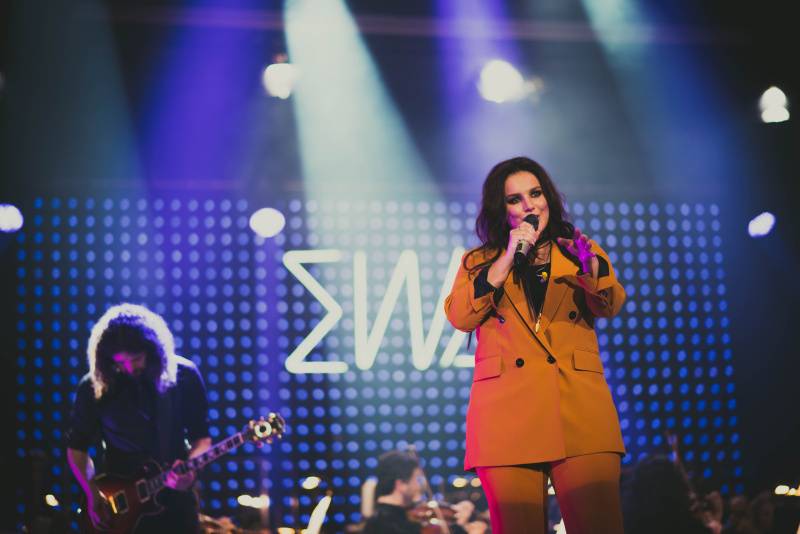 Ewa Farna za doprovodu filharmonie nadchla ostravské publikum, zazpíval s ní i David Stypka