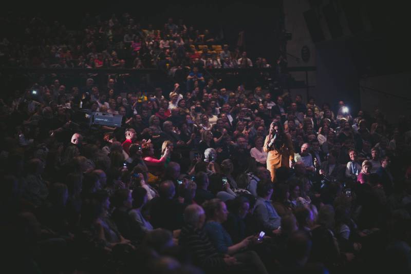 Ewa Farna za doprovodu filharmonie nadchla ostravské publikum, zazpíval s ní i David Stypka