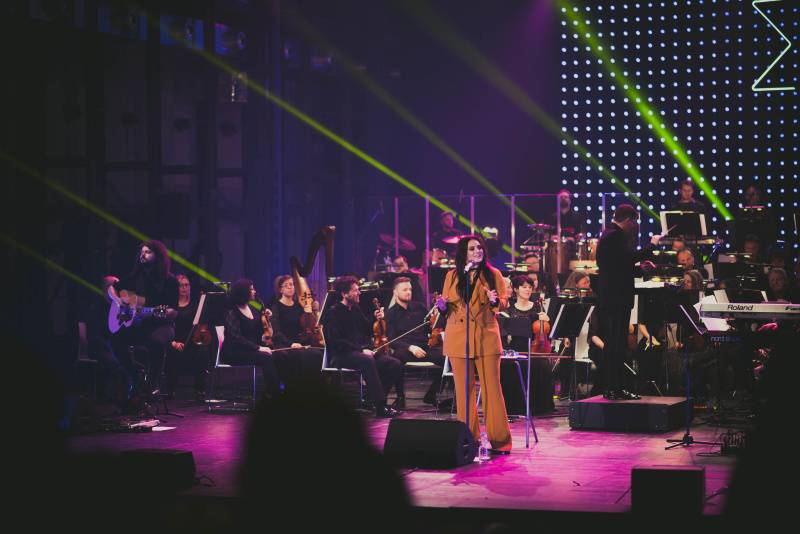 Ewa Farna za doprovodu filharmonie nadchla ostravské publikum, zazpíval s ní i David Stypka