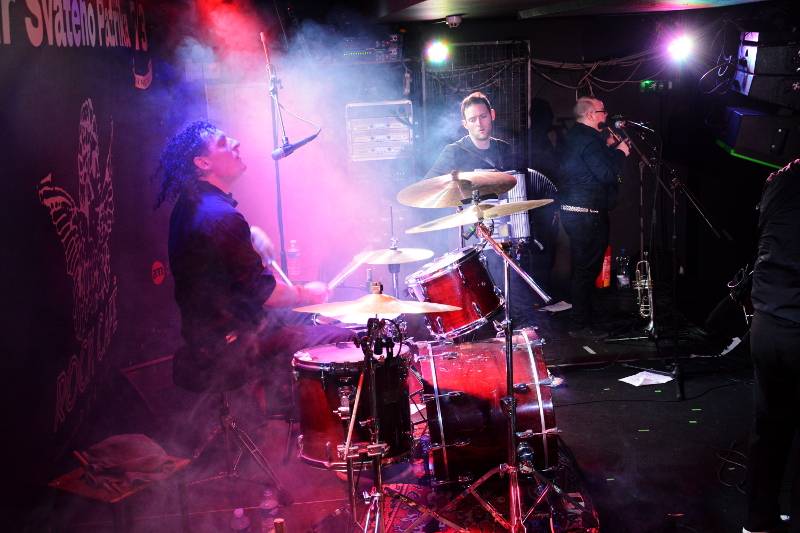 Den svatého Patrika v Praze vyvrcholil v Rock Café, zahráli Blood Or Whiskey nebo Travis O'Neill