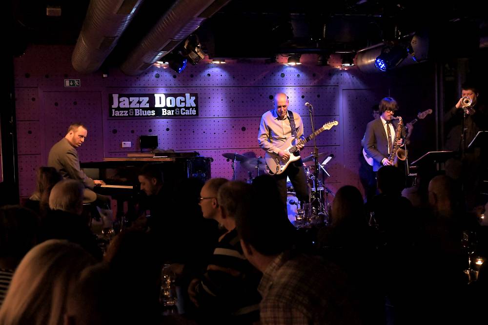 Rene Trossman a Little Big Band naplnili Jazz Dock syrovým chicagským blues
