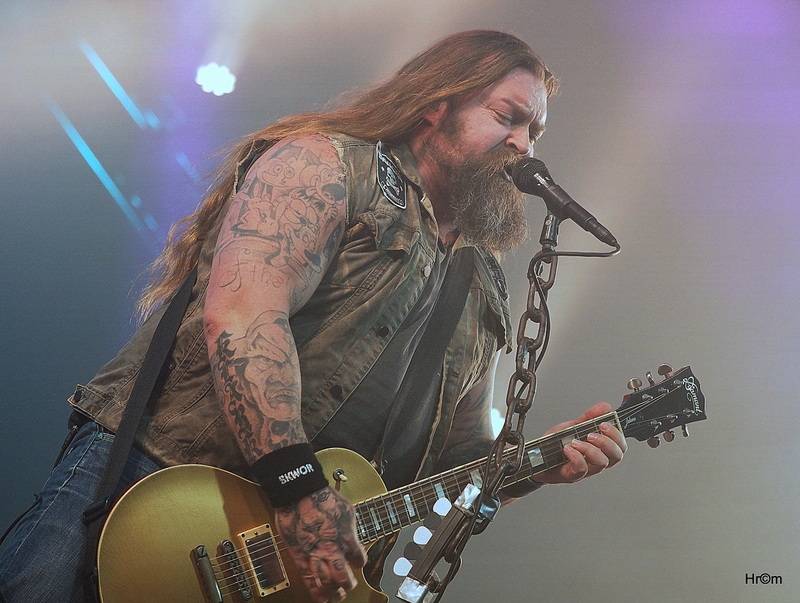 Škwor v Hradci Králové: Na pódium létalo dámské prádlo, fanoušci zpívali jako jeden muž