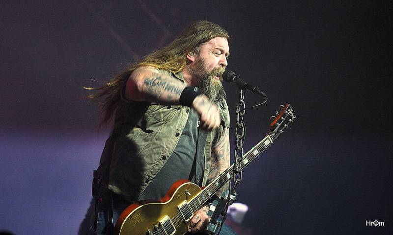 Škwor v Hradci Králové: Na pódium létalo dámské prádlo, fanoušci zpívali jako jeden muž