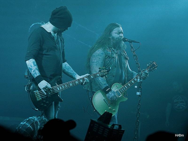 Škwor v Hradci Králové: Na pódium létalo dámské prádlo, fanoušci zpívali jako jeden muž