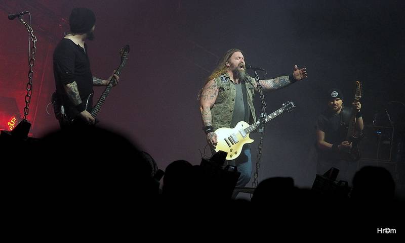 Škwor v Hradci Králové: Na pódium létalo dámské prádlo, fanoušci zpívali jako jeden muž