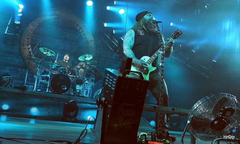 Škwor v Hradci Králové: Na pódium létalo dámské prádlo, fanoušci zpívali jako jeden muž