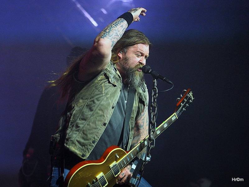 Škwor v Hradci Králové: Na pódium létalo dámské prádlo, fanoušci zpívali jako jeden muž