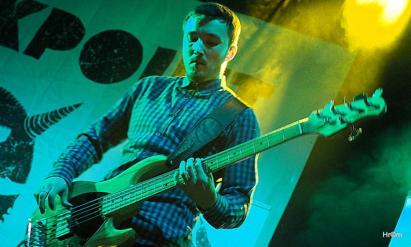 Škwor v Hradci Králové: Na pódium létalo dámské prádlo, fanoušci zpívali jako jeden muž