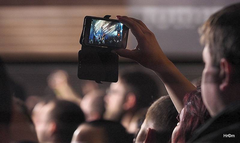Škwor v Hradci Králové: Na pódium létalo dámské prádlo, fanoušci zpívali jako jeden muž