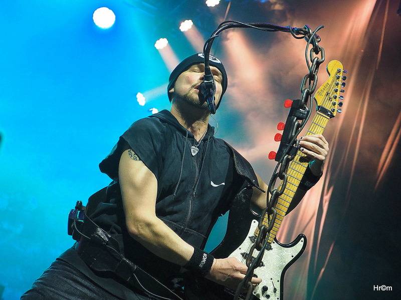 Škwor v Hradci Králové: Na pódium létalo dámské prádlo, fanoušci zpívali jako jeden muž