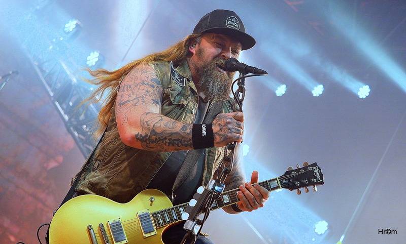 Škwor v Hradci Králové: Na pódium létalo dámské prádlo, fanoušci zpívali jako jeden muž