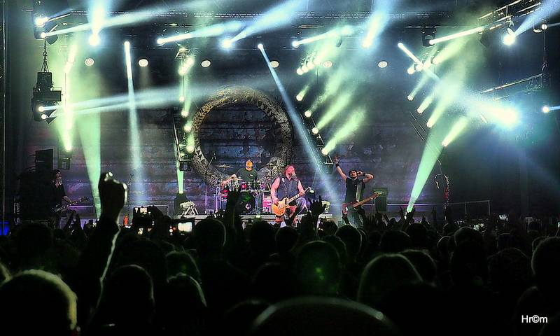 Škwor v Hradci Králové: Na pódium létalo dámské prádlo, fanoušci zpívali jako jeden muž