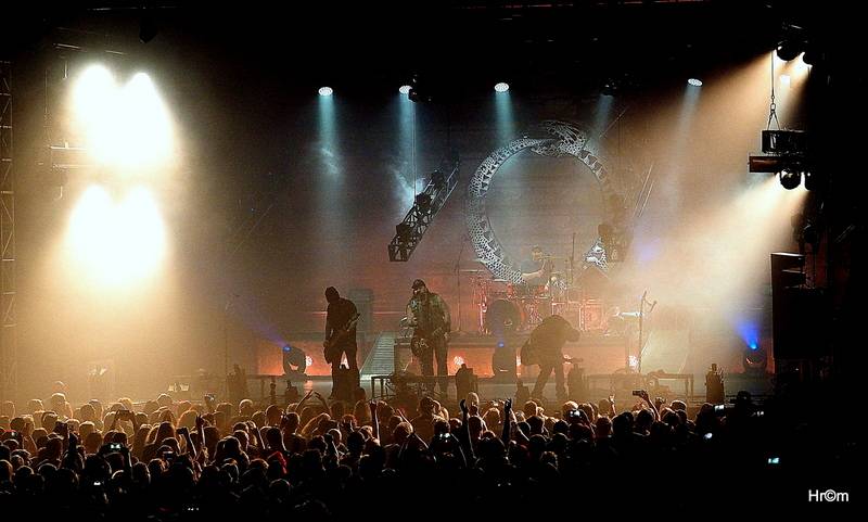 Škwor v Hradci Králové: Na pódium létalo dámské prádlo, fanoušci zpívali jako jeden muž