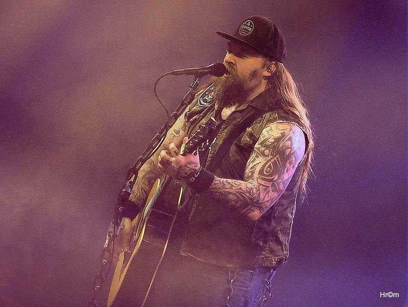 Škwor v Hradci Králové: Na pódium létalo dámské prádlo, fanoušci zpívali jako jeden muž