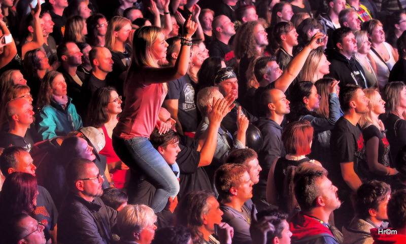 Škwor v Hradci Králové: Na pódium létalo dámské prádlo, fanoušci zpívali jako jeden muž