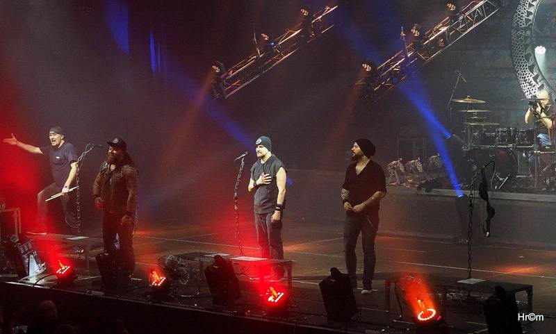 Škwor v Hradci Králové: Na pódium létalo dámské prádlo, fanoušci zpívali jako jeden muž