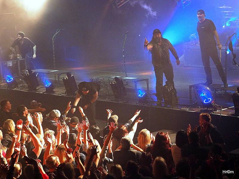 Škwor v Hradci Králové: Na pódium létalo dámské prádlo, fanoušci zpívali jako jeden muž