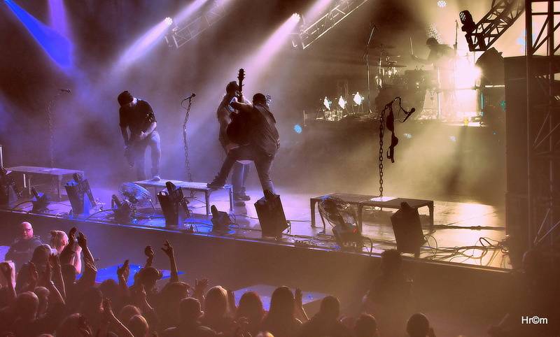 Škwor v Hradci Králové: Na pódium létalo dámské prádlo, fanoušci zpívali jako jeden muž